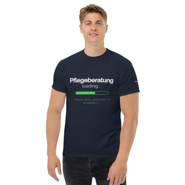 Pflegeberatung Loading... (Unisex T-Shirt) – Bild 3